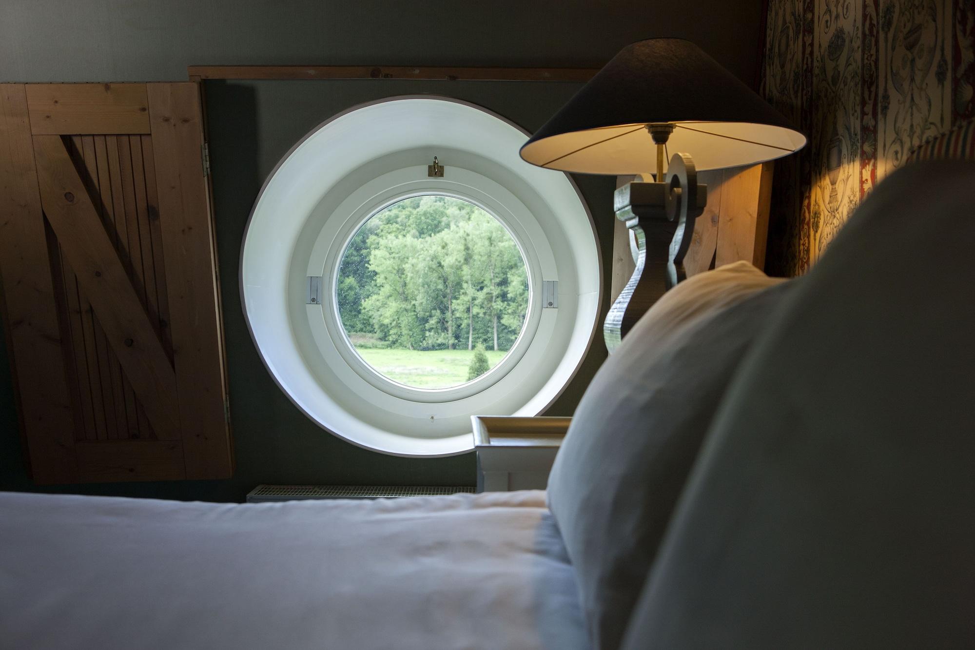 Chateau St Gerlach - Oostwegel Collection, Member Of Relais And Chateaux Valkenburg aan de Geul Esterno foto A porthole window in a bedroom