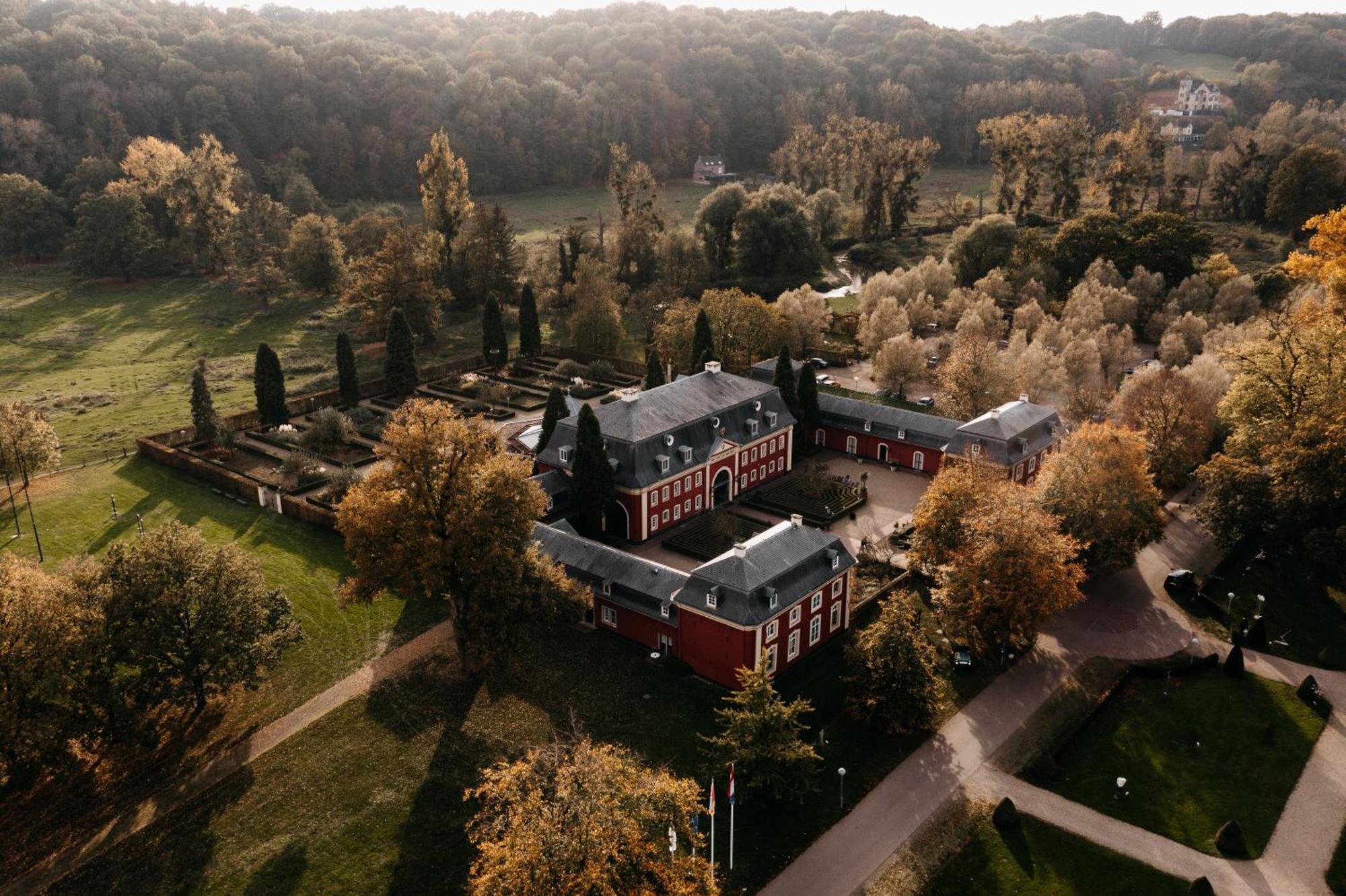 Chateau St Gerlach - Oostwegel Collection, Member Of Relais And Chateaux Valkenburg aan de Geul Esterno foto Aerial view of the manor