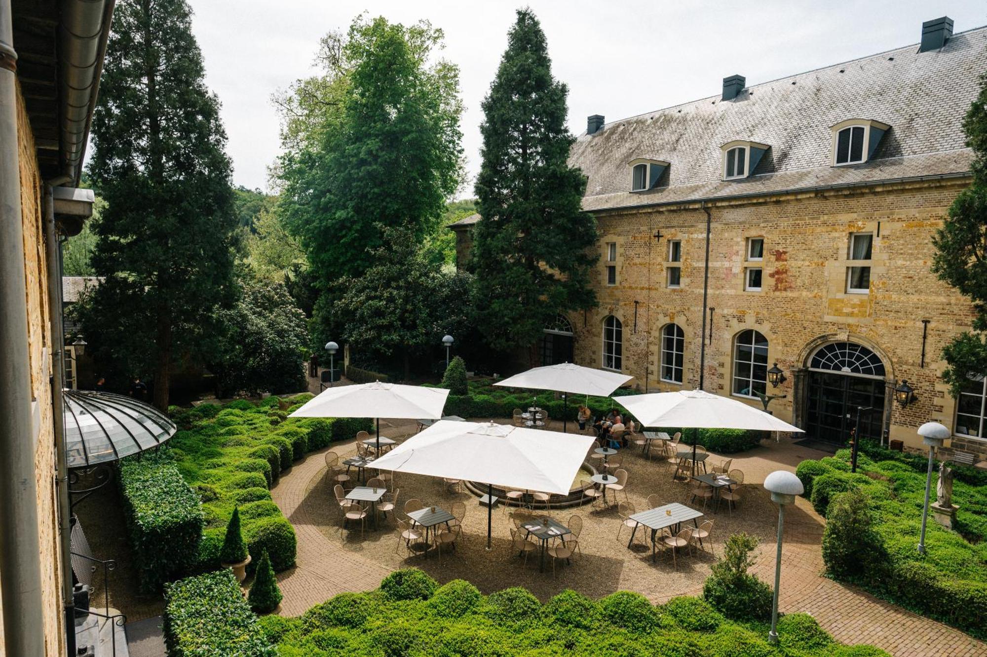 Chateau St Gerlach - Oostwegel Collection, Member Of Relais And Chateaux Valkenburg aan de Geul Esterno foto The courtyard of the museum