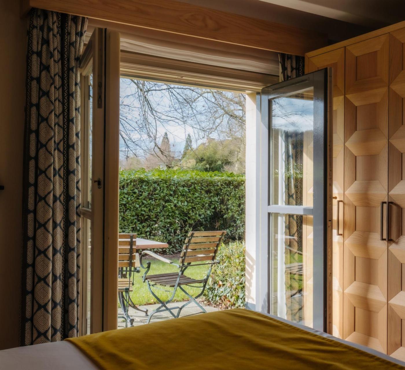 Chateau St Gerlach - Oostwegel Collection, Member Of Relais And Chateaux Valkenburg aan de Geul Esterno foto A window with a flyscreen